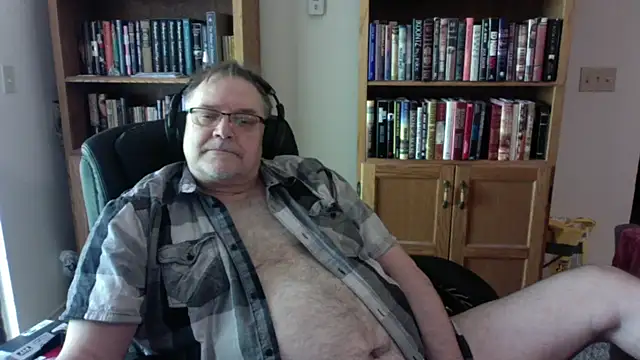 Snapshot of Vinyl22@xh chatting on May 2026 04:37:01 PM Vinyl22xh online show from May 2026 04:37:01 PM