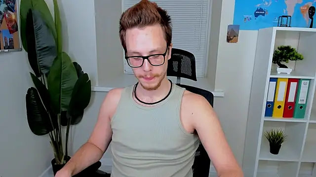 LeoMooree online show from November 2025 04:43:02 AM