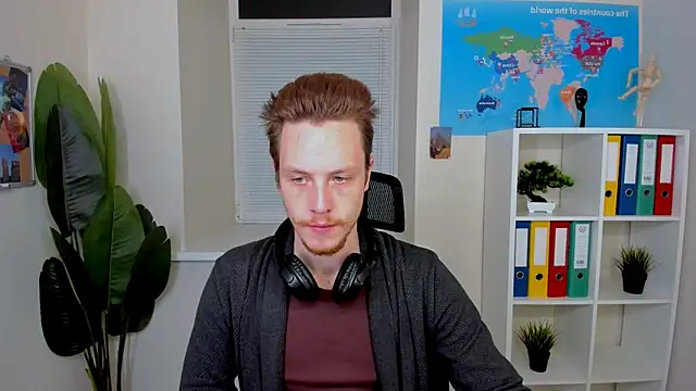 LeoMooree online show from November 2025 09:00:02 PM