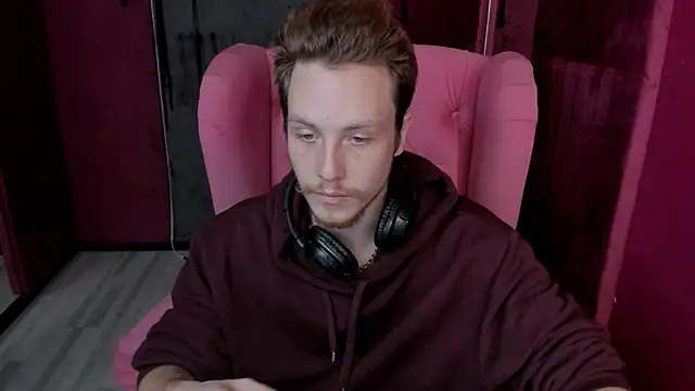 LeoMooree online show from November 2025 03:34:01 PM