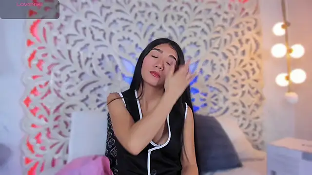 Mariana Kalo online show from November 2025 05:04:02 PM