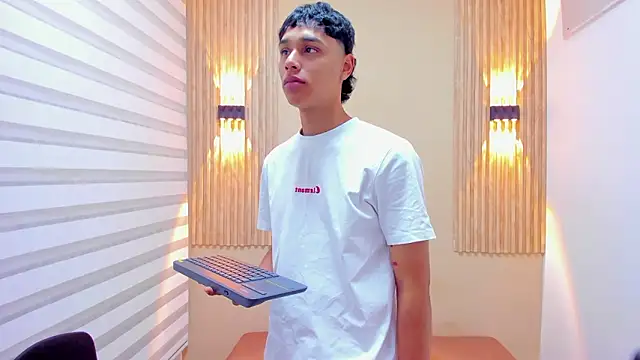 Frayhot777 online show from February 2026 07:29:01 PM