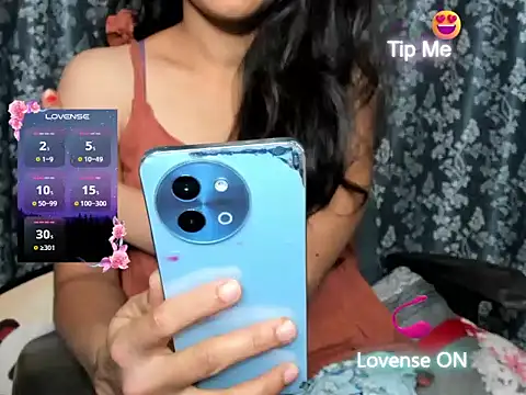 Queen-Bee143 online show from February 2026 06:41:02 PM