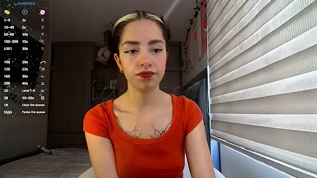 Snapshot of Kittyross chatting on May 2026 05:40:02 PM Kittyross online show from May 2026 05:40:02 PM