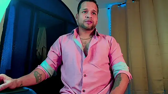 LucasGaeel online show from November 2025 10:43:02 PM