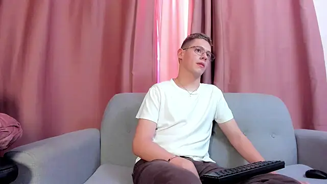 Snapshot of royal_fantasy chatting on September 2025 07:17:02 PM royal fantasy online show from September 2025 07:17:02 PM