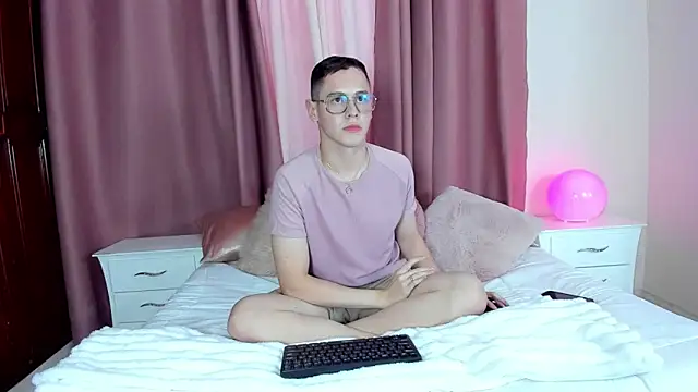 Snapshot of royal_fantasy chatting on December 2025 07:45:02 PM royal fantasy online show from December 2025 07:45:02 PM