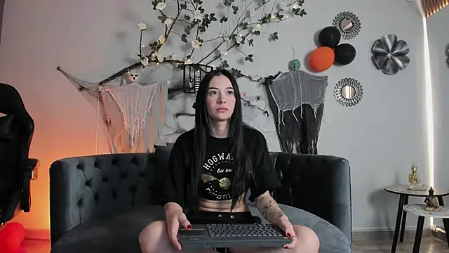 sashathompson2590 online show from October 2025 12:05:01 PM