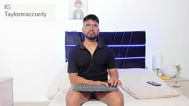 Taylormaccurdy  online show from January 2026 02:10:01 PM