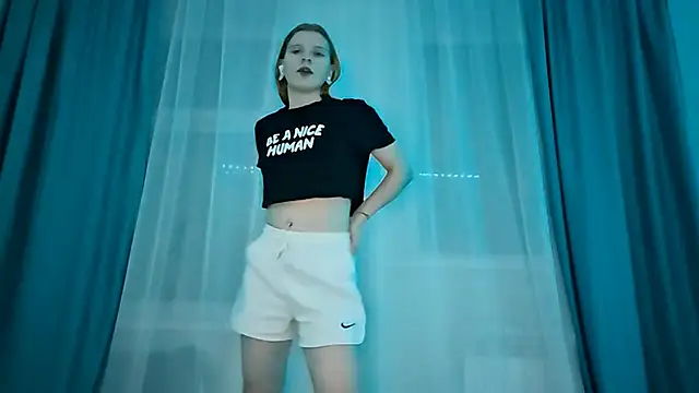 LynteriLain online show from November 2025 07:23:02 PM