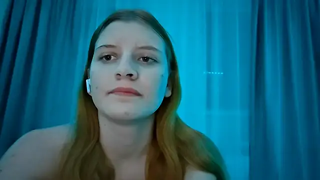 LynteriLain online show from November 2025 07:24:02 PM