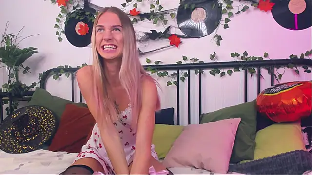 SerenaCrystall online show from October 2025 11:01:01 AM