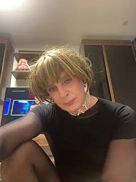 Snapshot of JoniGiuliani chatting on December 2025 10:04:02 PM JoniGiuliani online show from December 2025 10:04:02 PM