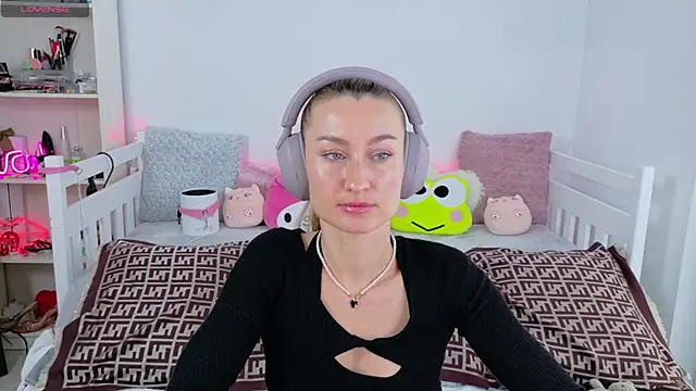 Snapshot of MysticRoxanne chatting on November 2025 08:36:02 AM MysticRoxanne online show from November 2025 08:36:02 AM