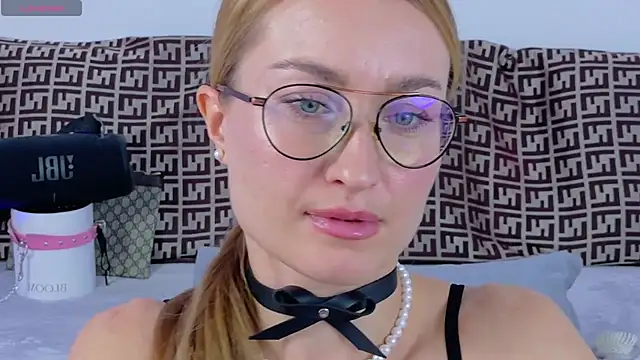 Snapshot of MysticRoxanne chatting on November 2025 03:01:01 PM MysticRoxanne online show from November 2025 03:01:01 PM