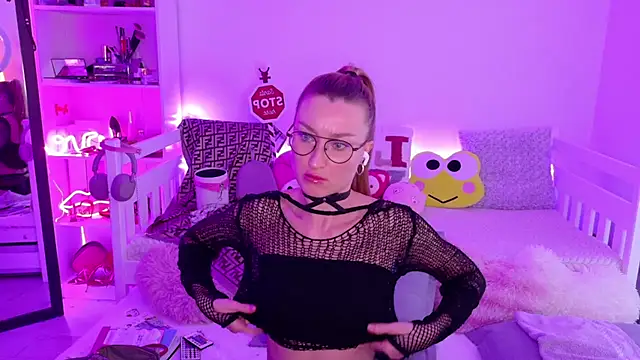 Snapshot of MysticRoxanne chatting on December 2025 08:19:01 AM MysticRoxanne online show from December 2025 08:19:01 AM