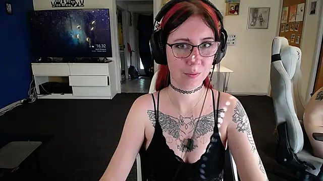 Snapshot of TattooedGirls chatting on September 2025 02:33:02 PM TattooedGirls online show from September 2025 02:33:02 PM