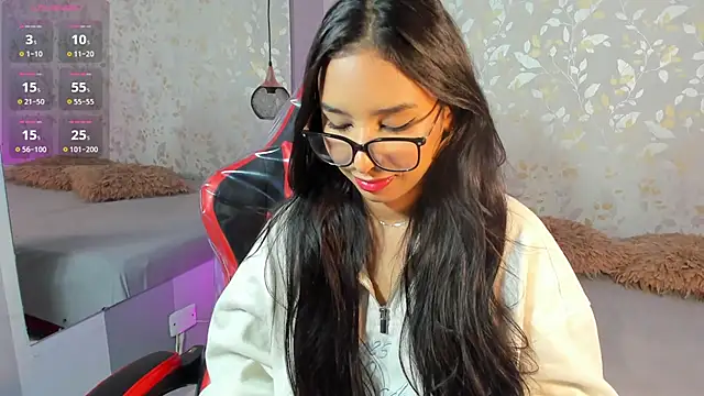 Luciaoregon online show from October 2025 12:49:01 PM