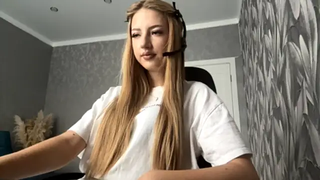 Snapshot of HollyCroker chatting on October 2025 07:17:02 AM HollyCroker online show from October 2025 07:17:02 AM