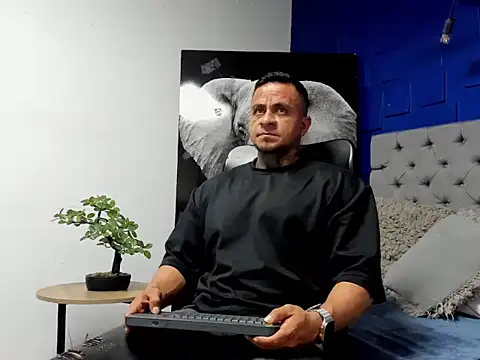 Snapshot of ZEUS-KING chatting on October 2025 12:40:02 AM ZEUS-KING online show from October 2025 12:40:02 AM