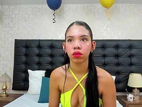 EmaGarcess online show from October 2025 07:35:02 PM