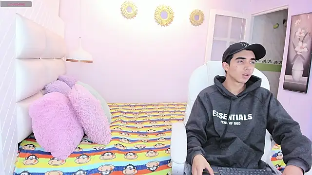 Hottie Guy online show from October 2025 05:48:02 PM