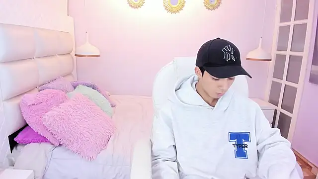 Hottie Guy online show from November 2025 05:56:02 PM