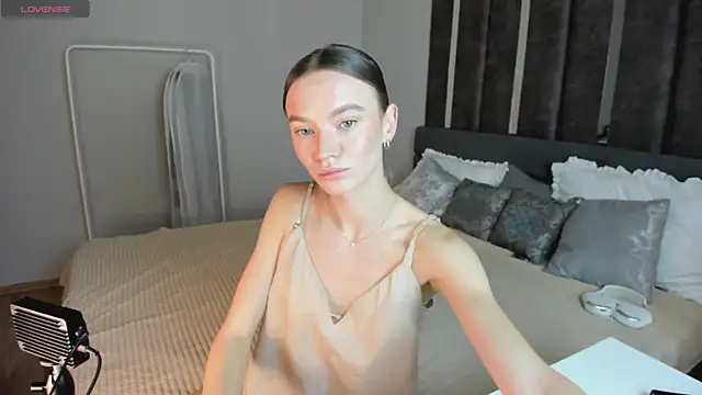 EvaToniz online show from November 2025 01:04:02 AM