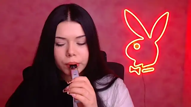 Mona Esty online show from December 2025 06:39:01 PM