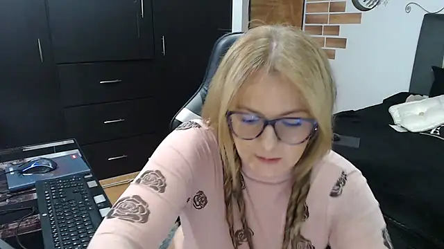 perlagoloza05 online show from February 2026 02:48:02 AM