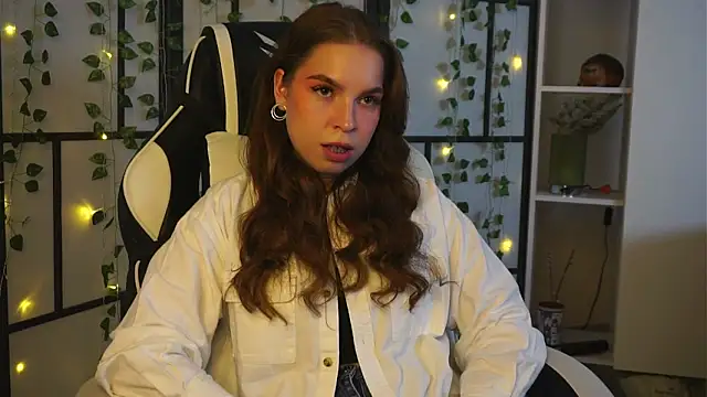 ToniaRoehr online show from October 2025 05:32:02 PM