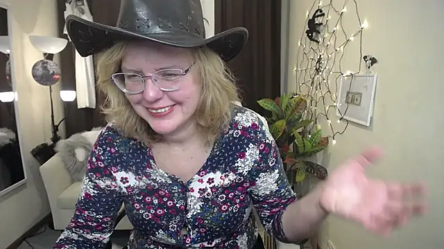 VestaWoody online show from October 2025 07:01:02 AM