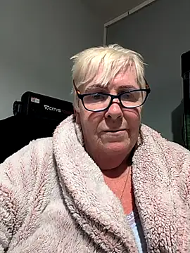 Playful MILF Demi online show from October 2025 07:34:02 PM