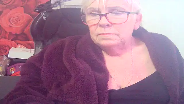 Playful MILF Demi online show from April 2026 07:58:02 PM