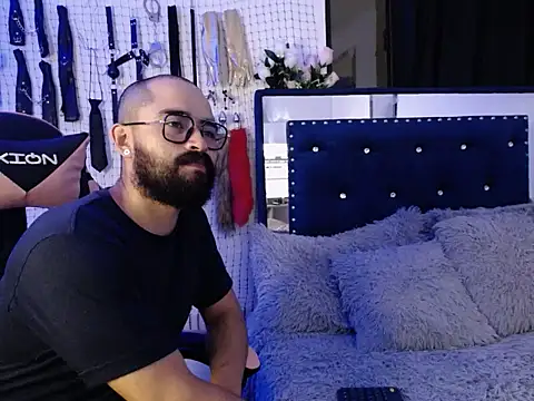 Aron and Queen Annie online show from November 2025 02:22:01 AM