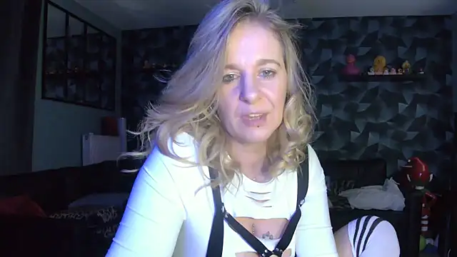 Delichieuse5 online show from February 2026 08:35:01 PM