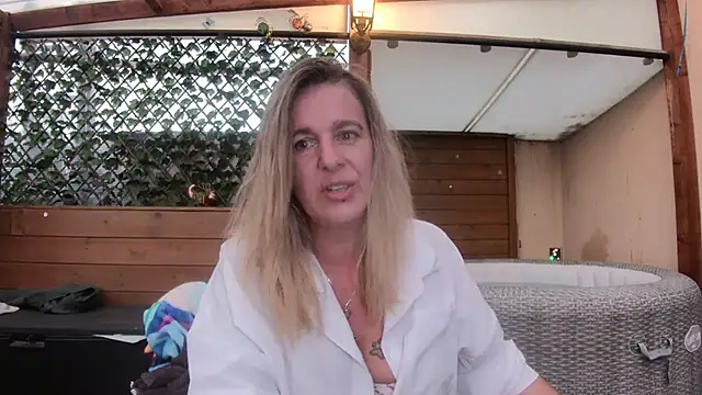 Snapshot of Delichieuse5 chatting on June 2026 08:08:01 PM Delichieuse5 online show from June 2026 08:08:01 PM