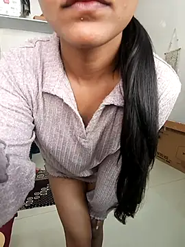 anshika0124 online show from November 2025 05:51:02 AM