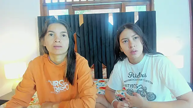 Sofy and Mia online show from October 2025 12:47:01 PM