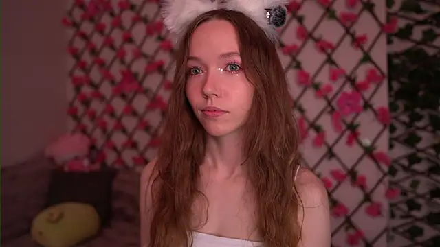 Snapshot of Petite_Polly chatting on October 2025 06:13:02 PM Petite Polly online show from October 2025 06:13:02 PM