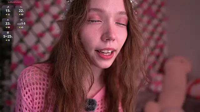 Snapshot of Petite_Polly chatting on November 2025 06:10:01 PM Petite Polly online show from November 2025 06:10:01 PM