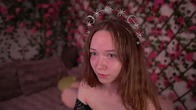 Snapshot of Petite_Polly chatting on November 2025 06:10:01 PM Petite Polly online show from November 2025 06:10:01 PM