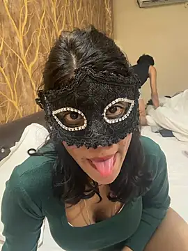 Lovebirdss online show from February 2026 04:38:01 PM