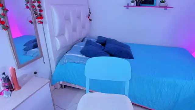 Laaura-Velez online show from December 2025 12:33:02 PM