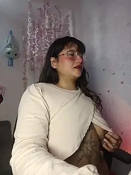 Snapshot of Emilycollei chatting on May 2026 03:07:02 PM Emilycollei online show from May 2026 03:07:02 PM