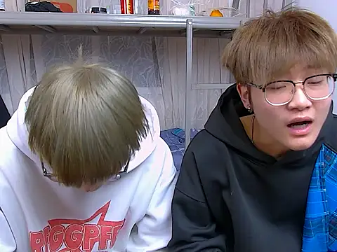 KK-cuteboy online show from December 2025 10:20:01 AM