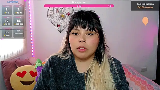 Snapshot of EllieMoonX chatting on May 2026 10:04:01 PM EllieMoonX online show from May 2026 10:04:01 PM