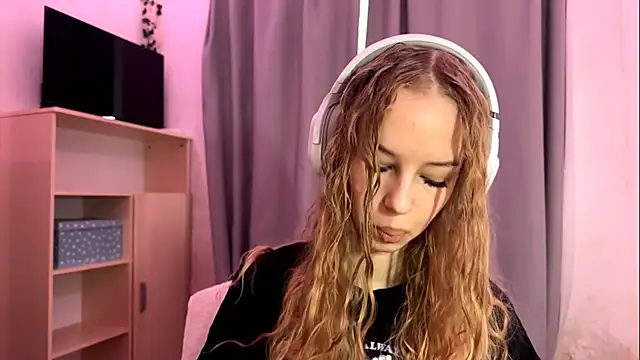 LunaCrave online show from October 2025 05:18:01 AM