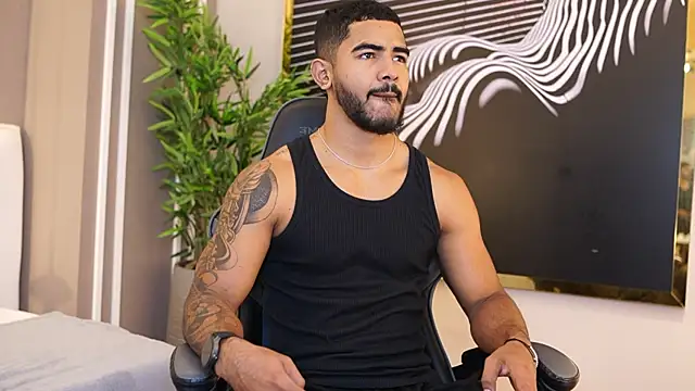 Snapshot of Reik_Vonn chatting on July 2026 12:47:01 PM Reik Vonn online show from July 2026 12:47:01 PM