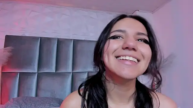 HollyPeach online show from April 2026 07:36:02 PM